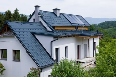 Metalni krovovi nametnuli su se kao alternativa, jer svojom manjom težinom i načinom montaže na krovnu konstrukciju predstavljaju lakše izvedivu opciju