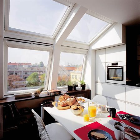 U kuhinji obvezno postavite veliki prozor, kako bi miris hrane i isparavanje od kuhanja brže pronašlo put prema van